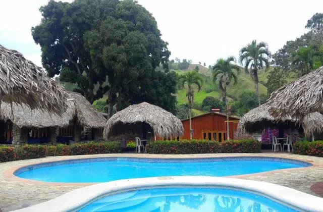 Hotel Rancho Las Guazaras piscine